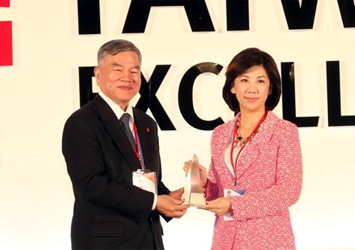 ▲Vice minister of the Ministry of Economic Affairs Rongjin Shen presenting the trophy for the Taiwan Excellence Silver Award ▲Vice minister of the Ministry of Economic Affairs Rongjin Shen presenting the trophy for the Taiwan Excellence Silver Award