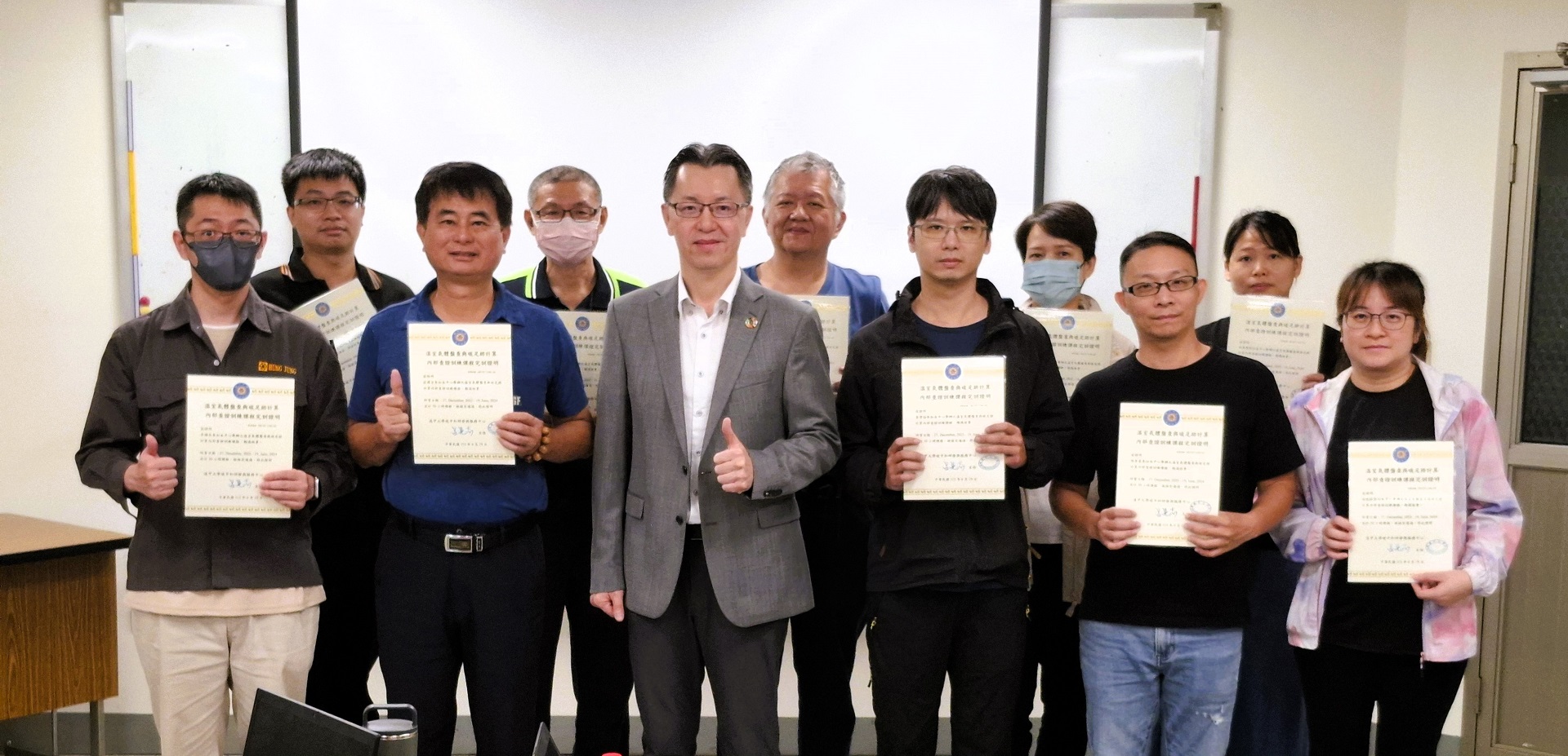 SEYI Machinery President awards the “Greenhouse Gas Inventory and Carbon Footprint Calculation Training Completion Certificate” to representatives of ten suppliers SEYI Machinery President awards the “Greenhouse Gas Inventory and Carbon Footprint Calculation Training Completion Certificate” to representatives of ten suppliers