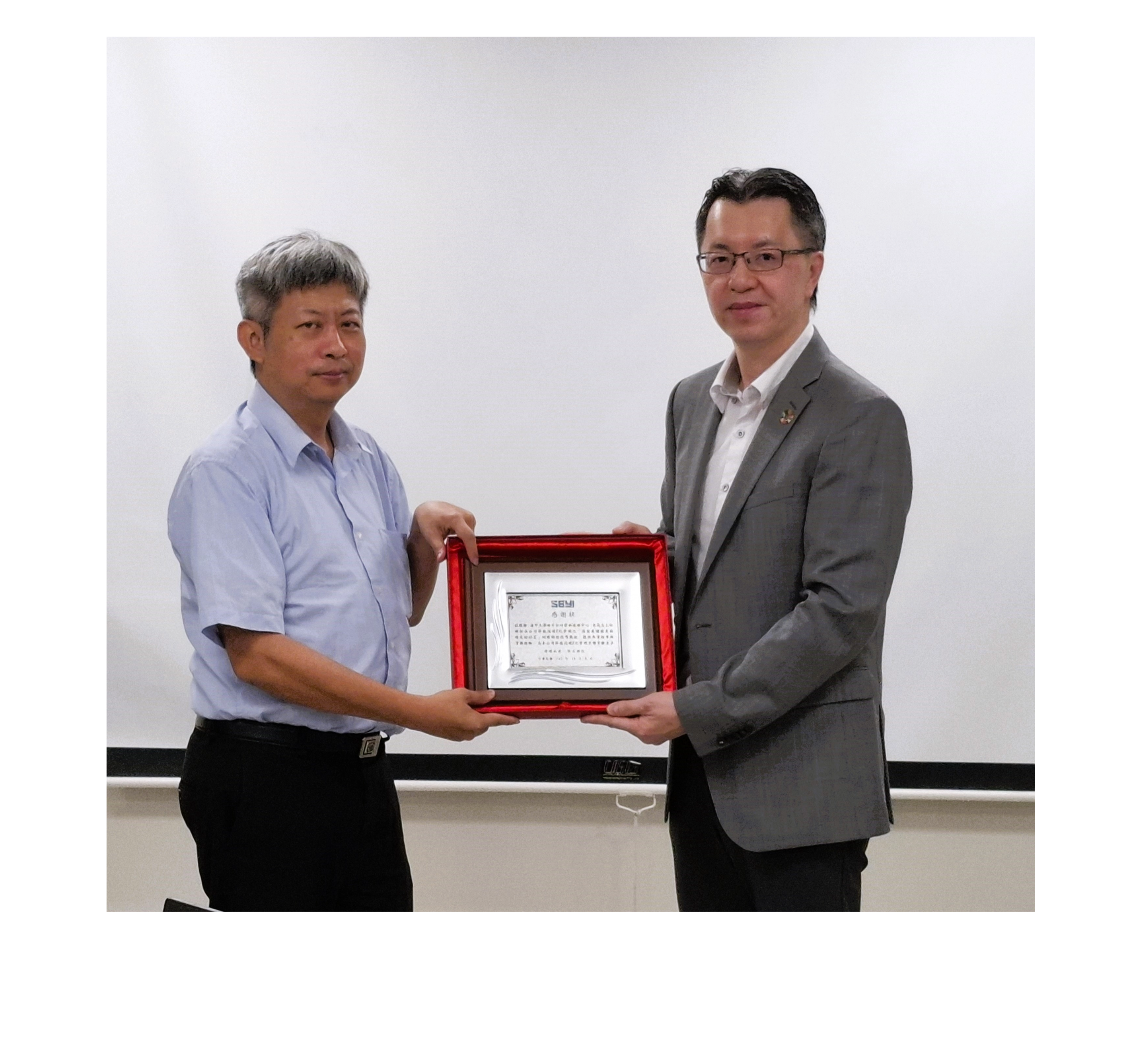 SEYI Machinery President Steven Lee presents a Certificate of Appreciation to Director Leu, Hoang Jhy of Feng Chia University's Carbon Neutrality R&D Center SEYI Machinery President Steven Lee presents a Certificate of Appreciation to Director Leu, Hoang Jhy of Feng Chia University's Carbon Neutrality R&D Center