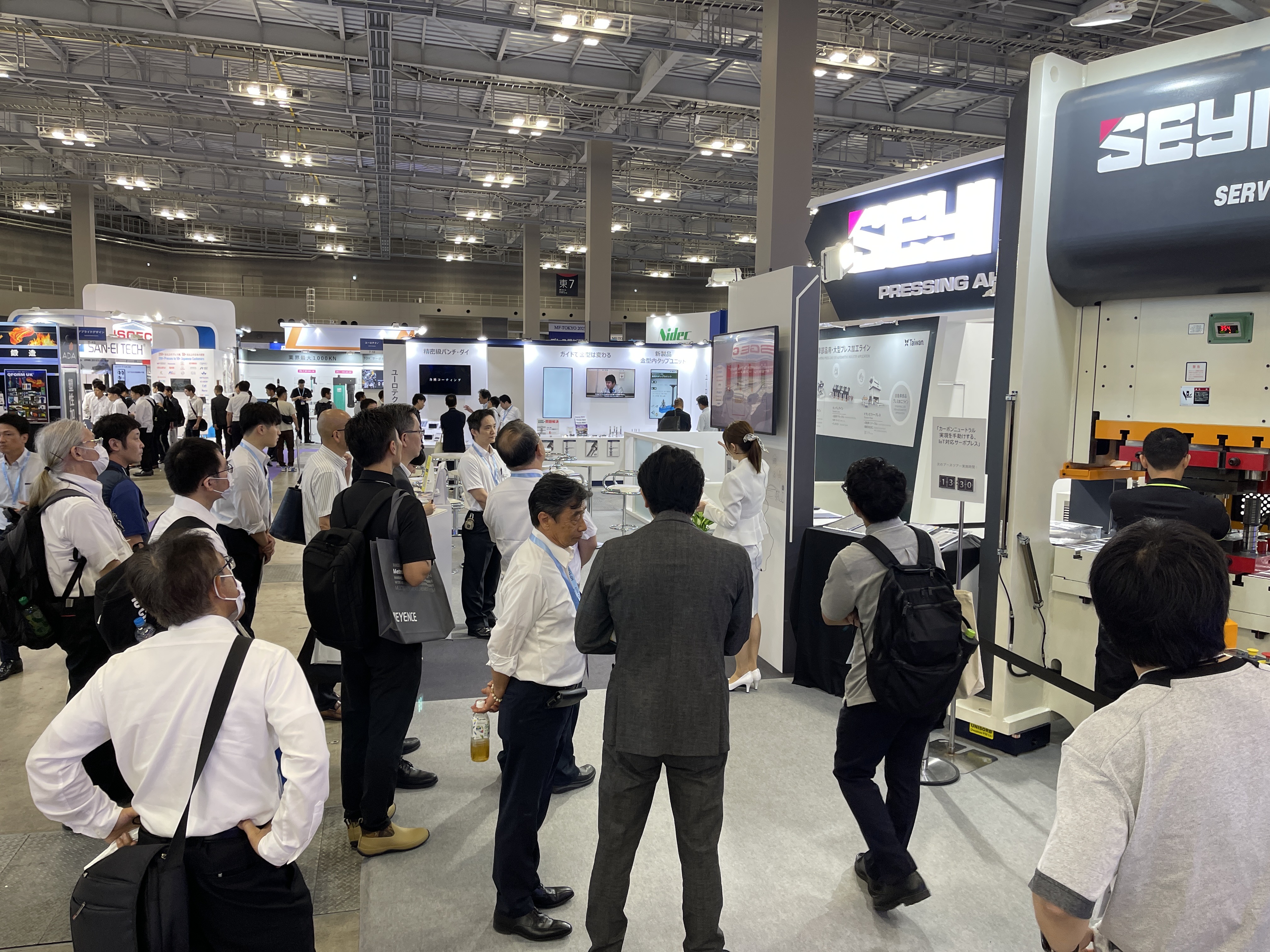 Visitors in front of the stage to see the demonstration. Visitors in front of the stage to see the demonstration.